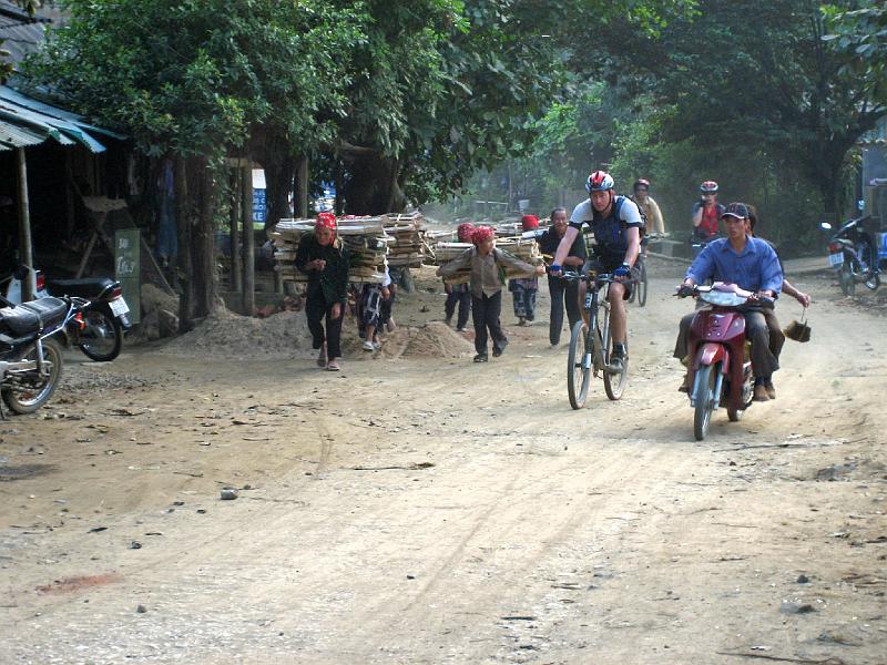 2006-10-26-10-42-33_088 Cycling into ban Vuoc, Marcus.JPG